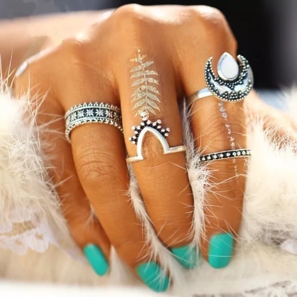 Boutique Jewelry - 🎉5/$25🎉 Boho Silver Midi Rings Set of 4
